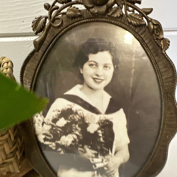 The Weston Gallery Brushed Gold Tone Rose Detail 12”X 8” Oval Picture Frame - Picture 3 of 10